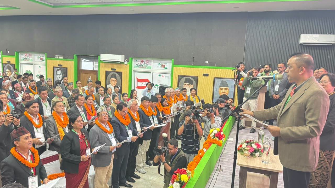 कांग्रेसको नयाँ कार्यसमितिका पदाधिकारी र सदस्यले लिए शपथ